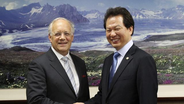 Le conseiller fédéral Johann Schneider-Ammann et son homologue sud-coréen Seo Nam-soo. [AP Photo/Ahn Young-joon]