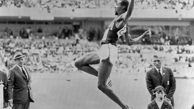 L'athlète américain Bob Beamon lors de la compétition du saut en longeur au Jeux Olympiques de Mexico, le 19 octobre 1968.