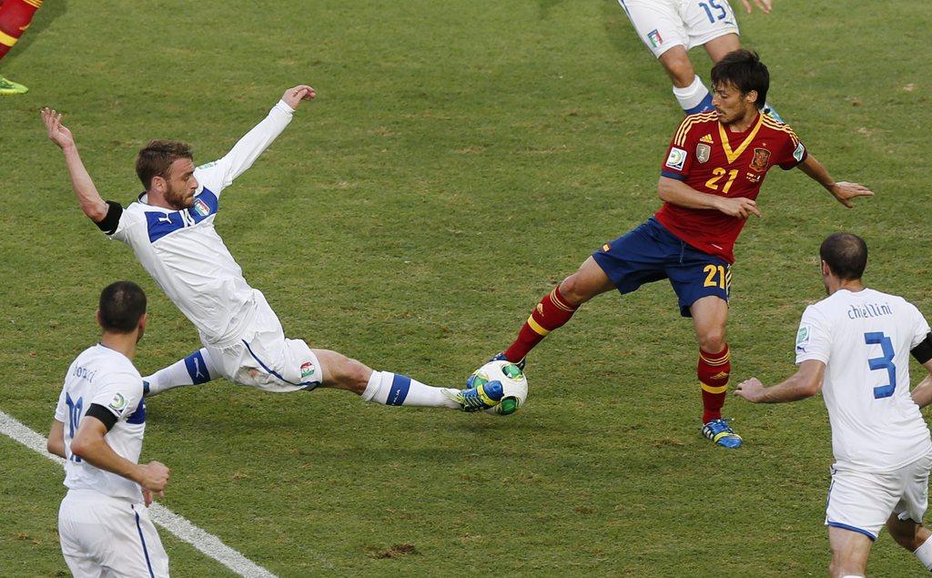 De Rossi (à gauche) face à Silva pour un duel acharné, à l'image du match. [Fernando Llano]