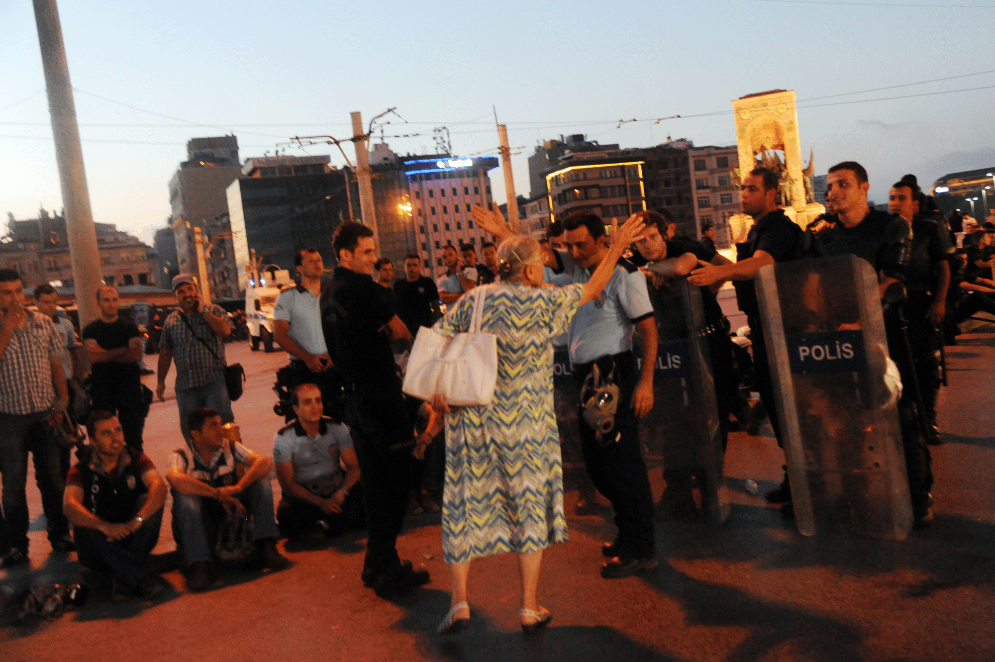 La police a bloqué l'accès à la place Taksim durant la nuit du 8 juillet. [Bulent Kilic]