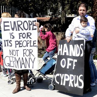 Des manifestants chypriotes devant le Parlement à Nicosie, le 18 mars 2013. [Filip Singer]