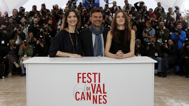 Le réalisateur François Ozon entouré des actrices de son film "Jeune et jolie". [Valéry Hache]