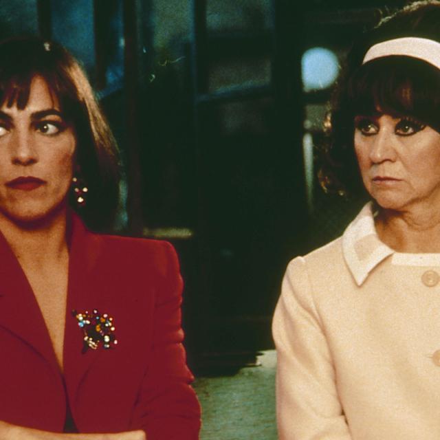 Carmen Maura et Julieta Serrano dans le film "Femmes au bord de la crise de nerfs" de Pedro Almodovar (1988). [Kobal / AFP]