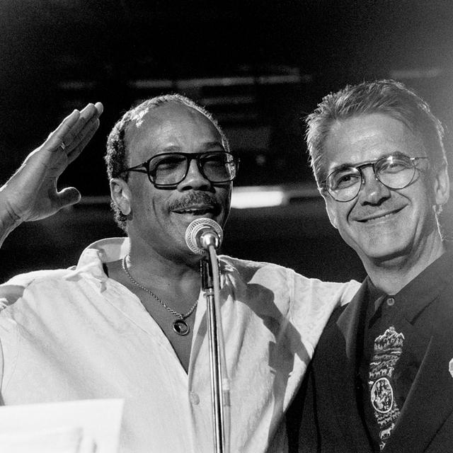 Le légendaire Quincy Jones pose en compagnie de Claude Nobs en juillet 1991.