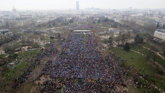 Des centaines de milliers de personnes se sont réunies au Champs de Mars à Paris. [KEYSTONE - Michel Euler]