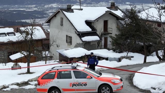 La police cantonale a bouclé les alentours de la maison du forcené présuméà Daillon, en Valais. [Denis Balibouse]