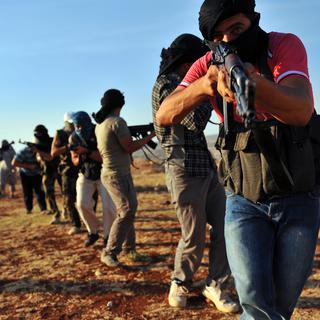 Des membres du groupe jihadiste Hamza Abdualmuttalib s'entraînent près d'Alep. (photo prise le 19 juillet 2012)