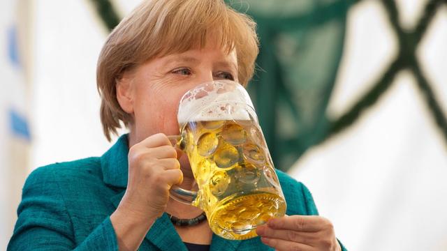 Assoiffée-Angela Merkel est fan de bière comme toutes les Allemands. [EPA/Peter Kneffel]