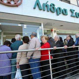 Les Chypriotes ont fait la queue par dizaines dans le calme jeudi devant les banques du pays. [EPA/STR/Keystone]