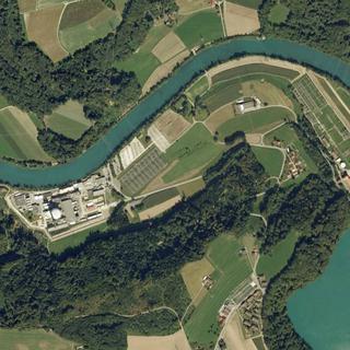 Vue aérienne de la centrale nucléaire de Mühleberg (gauche) avec, en amont, le barrage de Wohlensee (droite).