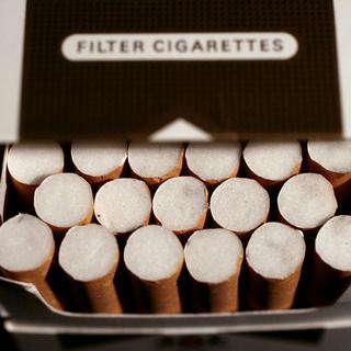 Le Conseil fédéral veut continuer de faire grimper le prix des cigarettes. [AP/Keystone - Joerg Koch/ddp]