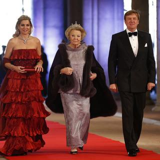 Beatrix passe le flambeau royal à son fils Willem-Alexander. [AP/Keystone - Daniel Ochoa de Olza]