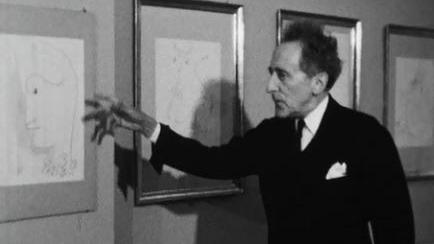 Jean Cocteau présente ses dessins en 1958. [TSR]