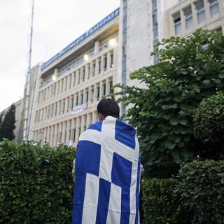 Manifestant devant le bâtiment de la télévision nationale grecque, fermée le 11 juin dernier. [EPA/Alkis Konstantinidis]