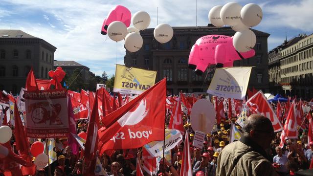 Quelque 15'000 personnes manifestaient sur la Place fédérale samedi, selon les organisateurs. [Emmanuelle Jaquet]