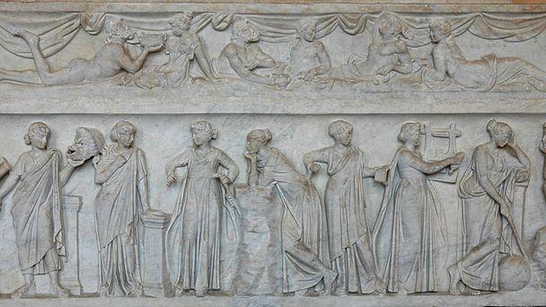 Muses sur un sarcophage au Louvre- [Creative Commons]
