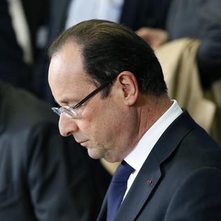 Le président français François Hollande et son ministre des Finances Pierre Moscovici (en arrière-plan). [Charles Platiau]