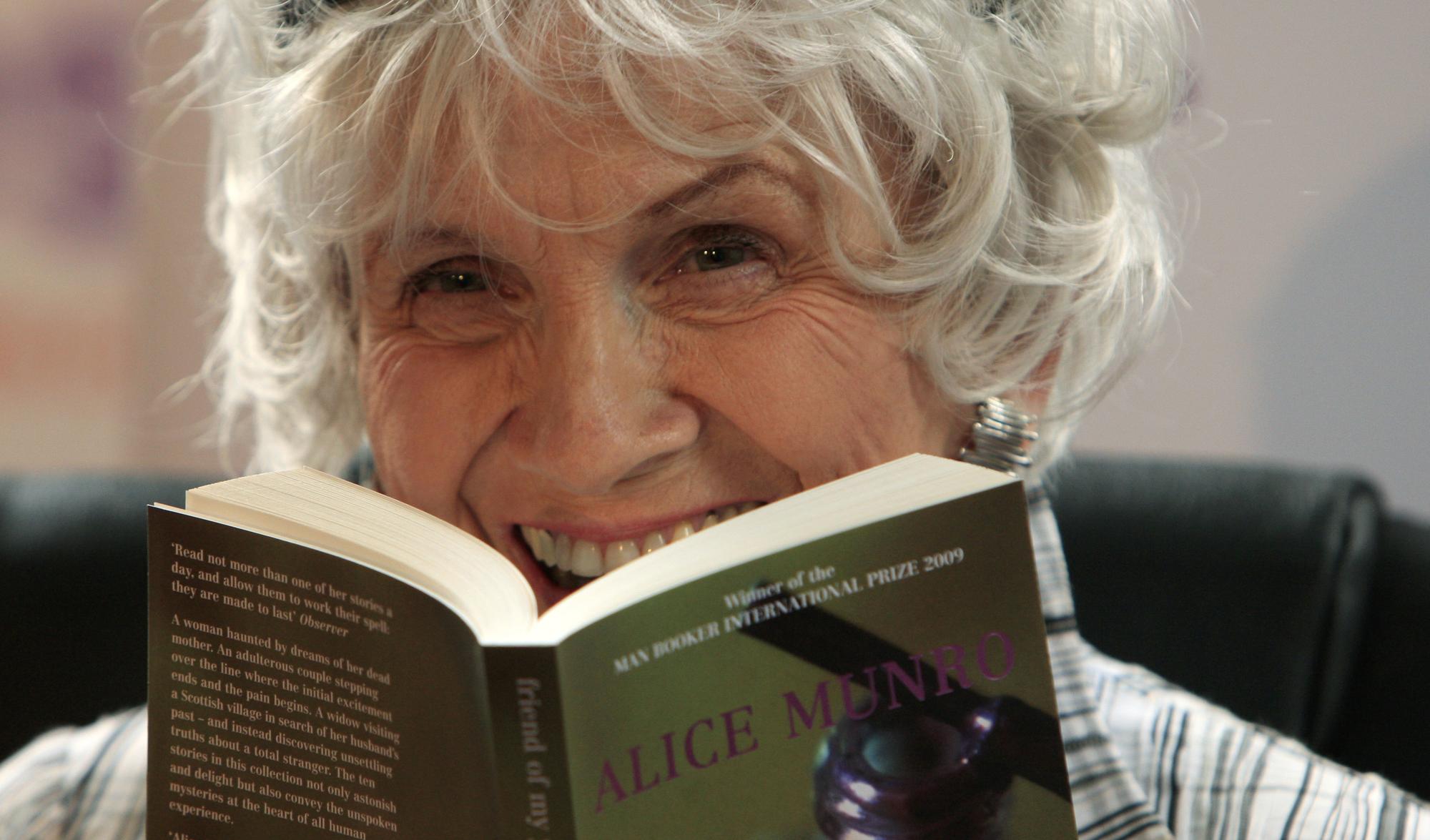 2013 - Alice Munro (Canada) - L'écrivaine canadienne, née en 1931, est la première Canadienne à remporter le prix Nobel de littérature. Lauréate du Booker Prize en 2009, elle est décrite comme "la maîtresse de la nouvelle contemporaine". Elle trouve sa principale inspiration dans son Ontario natal. [AFP - Peter Muhly]