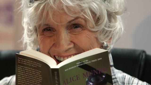2013 - Alice Munro (Canada) - L'écrivaine canadienne, née en 1931, est la première Canadienne à remporter le prix Nobel de littérature. Lauréate du Booker Prize en 2009, elle est décrite comme "la maîtresse de la nouvelle contemporaine". Elle trouve sa principale inspiration dans son Ontario natal. [AFP - Peter Muhly]