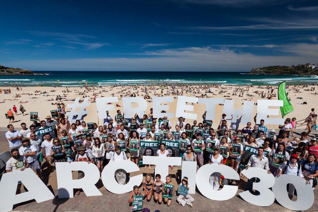 Protestation de Greenpeace sur une plage de Sydney le 5.10.2013