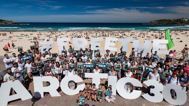 Protestation de Greenpeace sur une plage de Sydney le 5.10.2013