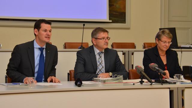 Pierre Maudet (GE), Charles Juillard ( JU) et Béatrice  Métraux (VD) , au cours de la conférence [Gaël Klein/RTS - Gaël Klein/RTS]