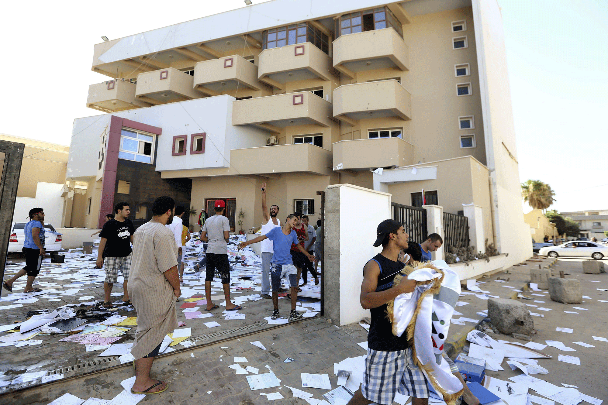 Un groupe de jeune libyens nettoient les rues de Tripoli. [Reuters - Stringer]