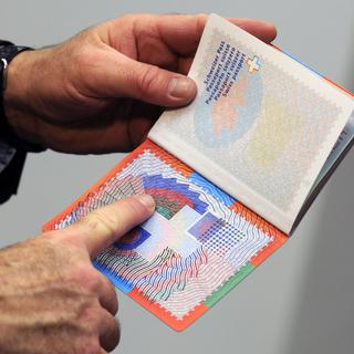 Le permis C sera une des conditions préalables pour l'obtention du passeport suisse. [Walter Bieri]