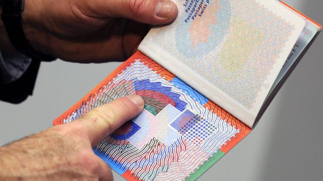 Le permis C sera une des conditions préalables pour l'obtention du passeport suisse. [Walter Bieri]
