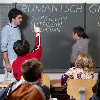 La Lia Rumantscha, organisation faîtière des Romanches, a présenté en 1982 une langue standard appelée le "Rumantsch Grischun", créée à partir des idiomes parlés. [Keystone - Arno Balzarini]