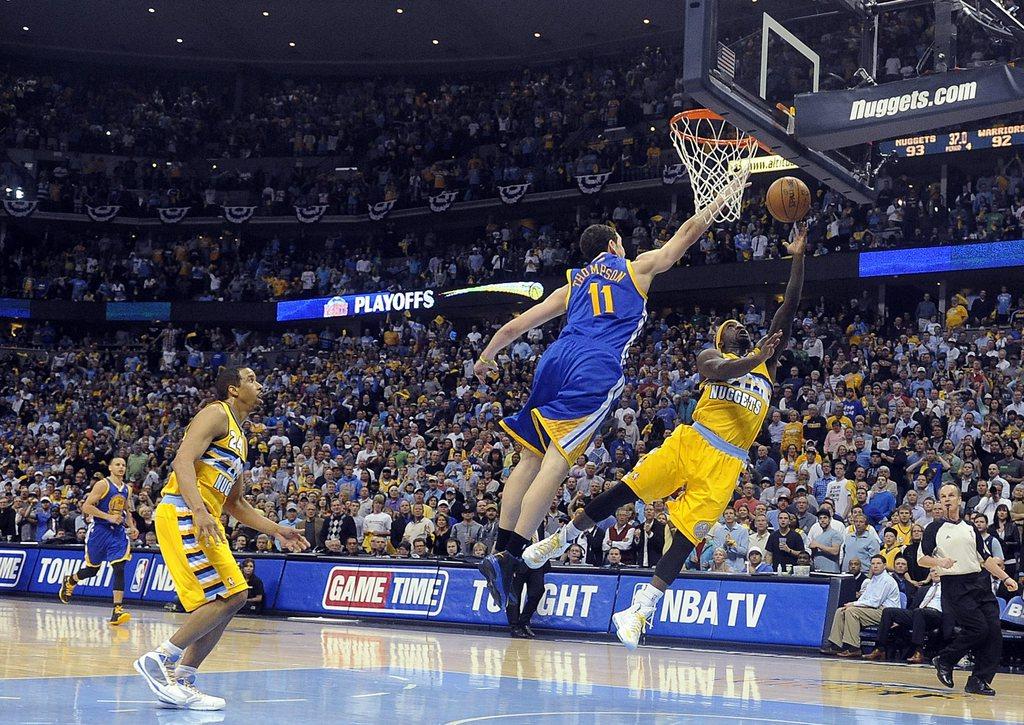 Débats aériens entre Ty Lawson (Denver, à droite) et Klay Thompson (Golden State, 11). [KEYSTONE - Chris Schneider]