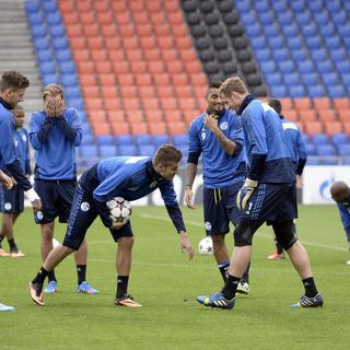 Les Allemands de Schalke à l'entraînement lundi à Bâle. [Georgios Kefalas]
