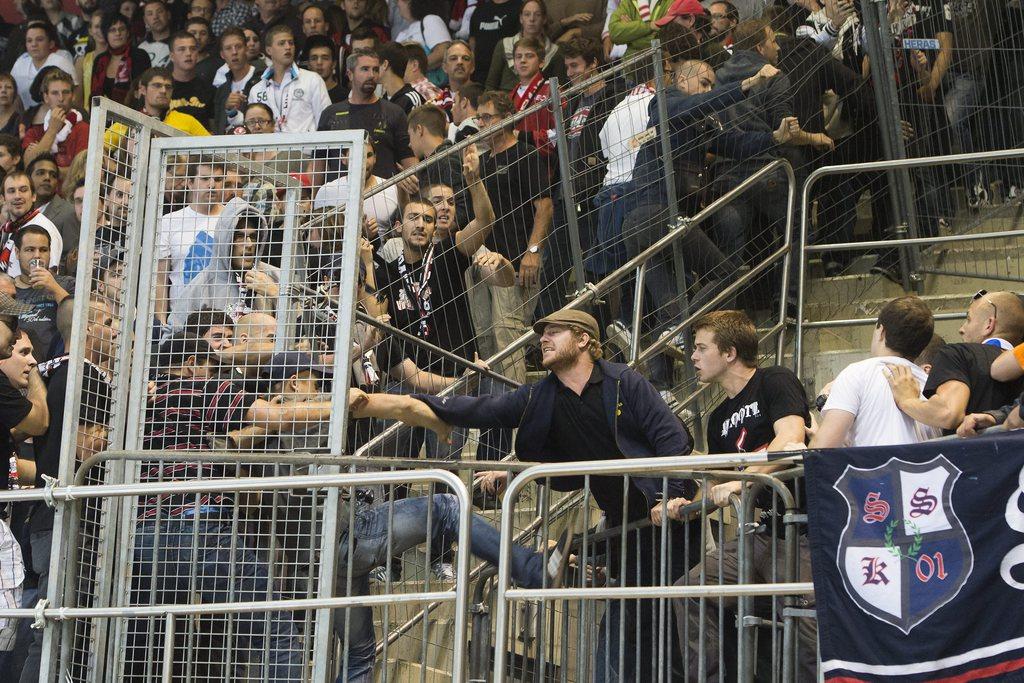 L'ambiance était tendue entre les supporters lausannois (à gauche) et zurichois (à droite). [JEAN-CHRISTOPHE BOTT]