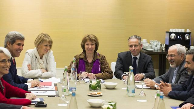 Le secrétaire d'Etat américain John Kerry (gauche), Catherine Ashton (centre) et le chef de la diplomatie iranienne Mohammad Javad Zarif (droite) en discussion samedi à Genève. [EPA/Jeau-Christophe Bott]