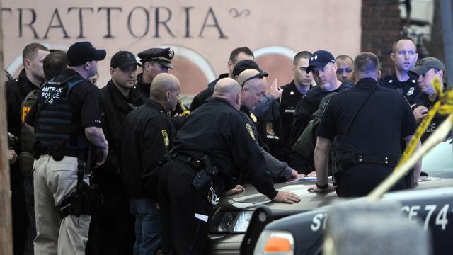 La police fait le point dans une rue de Watertown, le 19 avril 2013.