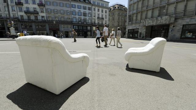 L'installation "Sofa in White", en mai 2011 sur la Paradeplatz