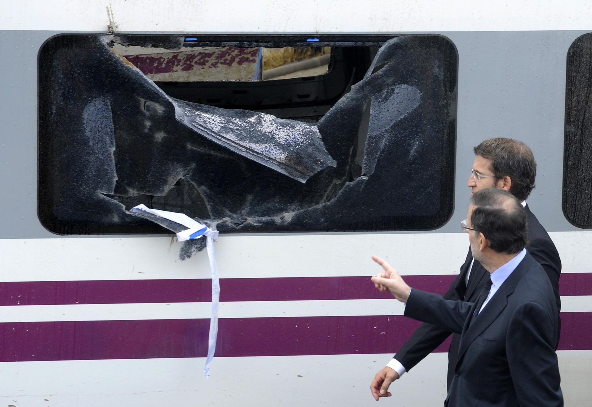 Le Premier ministre Mariano Rajoy avec le président de la région Alberto Nuñez Feijóo sur le lieu de l'accident. [MIGUEL RIOPA]