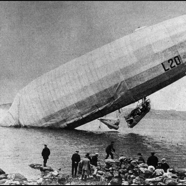 Un Zeppelin allemand abattu par les défenses françaises, 1916. [MP/Portfolio/Leemage/Leemage]