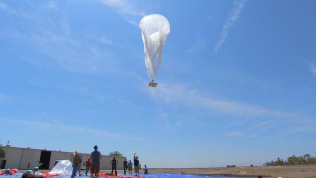 Google a indiqué avoir élaboré un système pouvant contrôler la trajectoire des ballons: "grâce aux énergies solaire et éolienne".