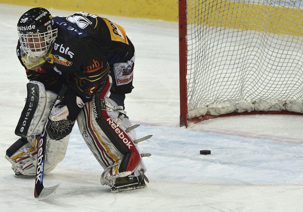 Berns Torhueter Marco Buehrer muss den Treffer zum 2:6 hinnehmen, im Eishockey Meisterschaftsspiel der National League A zwischen dem SC Bern und den ZSC Lions, am Dienstag, 26. Februar 2013, in der PostFinance Arena in Bern. (KEYSTONE/Peter Schneider) [Peter Schneider]