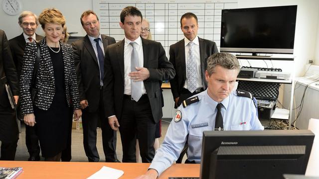 Le ministre français de l'Intérieur, Manuel Valls, a visité avec Simonetta Sommaruga le Centre de coopération police et frontière. [Laurent Gillieron)]