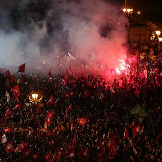 Des dizaines de milliers de sympathisants d'Ennahda ont manifesté samedi soir. [EPA/Keystone - Mohamed Messara]