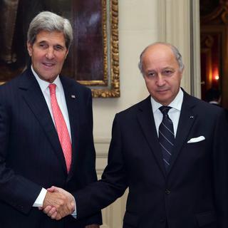 Paris a renouvelé ses demandes d'explications à Washington sur son programme de renseignement, ici John Kerry et Laurent Fabius qui se sont rencontrés mardi. [EPA/Keystone - Philippe Wojazer]