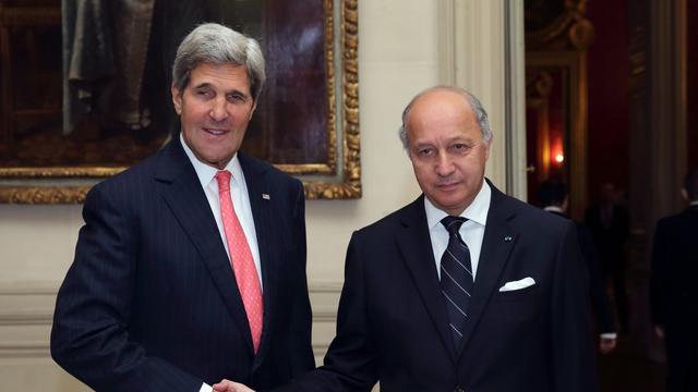 Paris a renouvelé ses demandes d'explications à Washington sur son programme de renseignement, ici John Kerry et Laurent Fabius qui se sont rencontrés mardi. [EPA/Keystone - Philippe Wojazer]