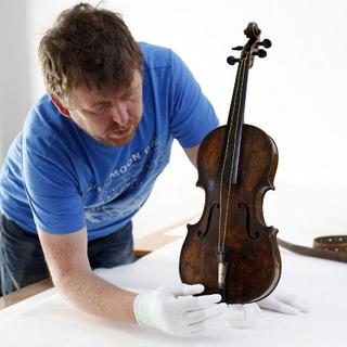 Le fameux violon ayant appartenu au chef d’orchestre du Titanic. [Peter Muhly]