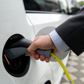 Trois bornes de recharge pour véhicule électrique vont être installées dans le canton de Neuchâtel. [EPA/Keystone - Sebastian Kahnert]