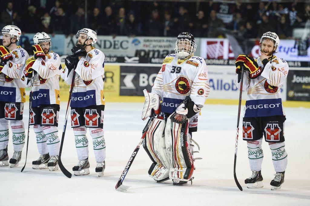 Bern's goaltender Marco Buehrer, 2nd right, and team-mates shows their disappointment after the third leg of the Playoff-finals game of the National League A Swiss Championship between the HC Fribourg-Gotteron and the SC Bern at the ice stadium BCF-Arena in Fribourg, Switzerland, Tuesday, April 9, 2013. (KEYSTONE/Jean-Christophe Bott) [KEYSTONE - Jean-Christophe Bott]