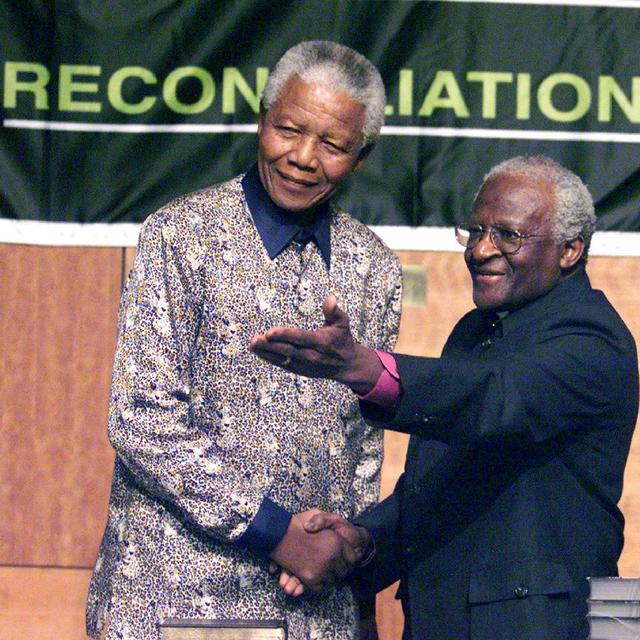 Desmond Tutu remet le rapport de la commission à Nelson Mandela, en 1998.