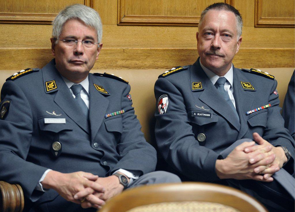 A droite, André Blattmann, chef de l'armée suisse. [KEYSTONE - Lukas Lehmann]
