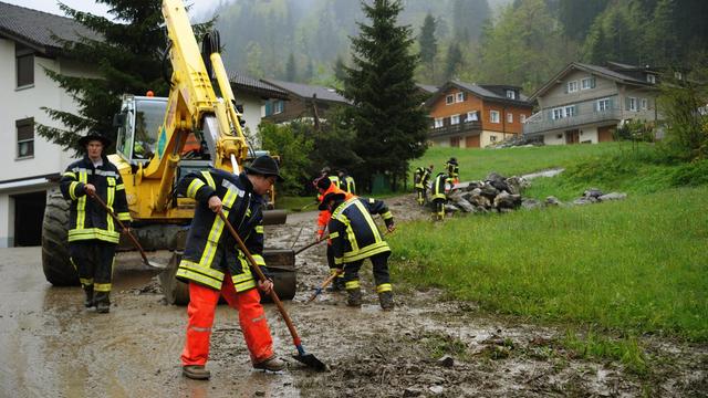 Plusieurs routes et voies ferroviaires sont toujours fermées en Suisse alémanique (ici dans le canton de Schwyz). [Steffen Schmidt]